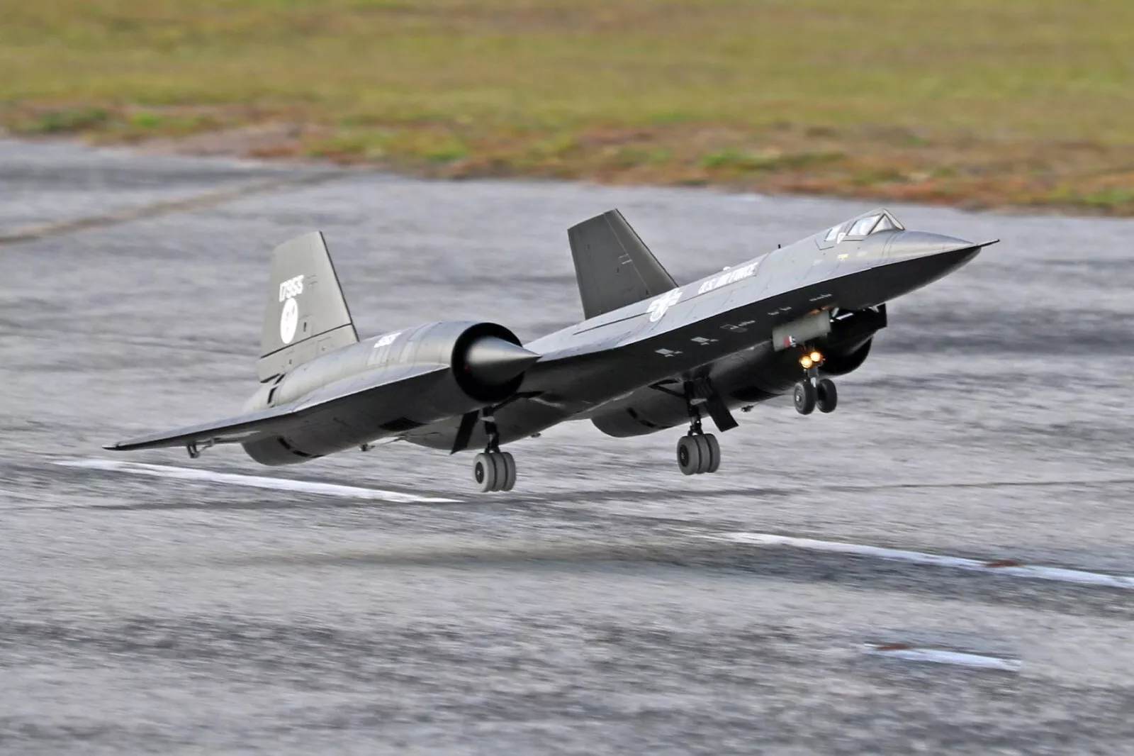 unboxing and assembly of the Freewing SR-71 Blackbird Twin 70mm EDF RC Jet